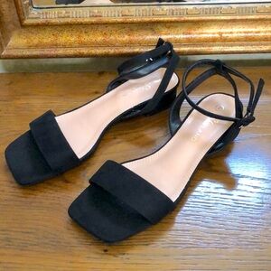 NWOT Shoe land Women’s SL Melinda low heel with open toe & ankle strap.  Size 7.